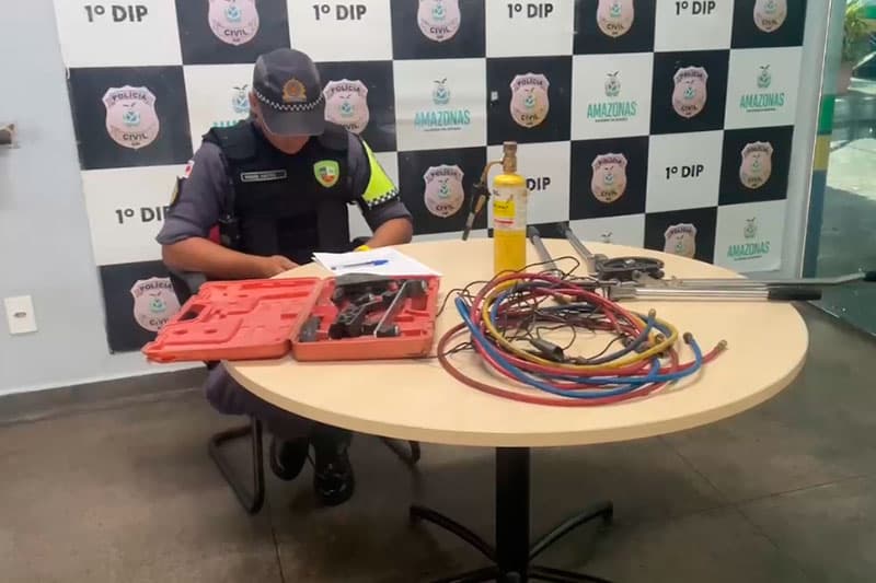 PM apreende materiais suspeitos dentro de agência bancária em Manaus