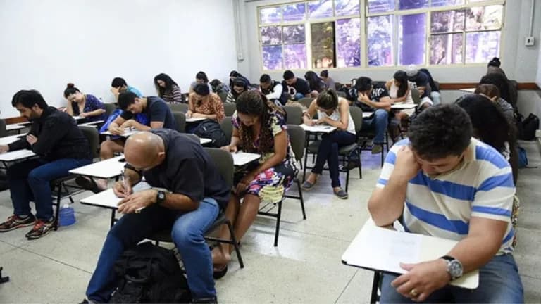 Temporários não poderão ser contratatos enquanto aprovados em concursos aguardam nomeação, diz projeto