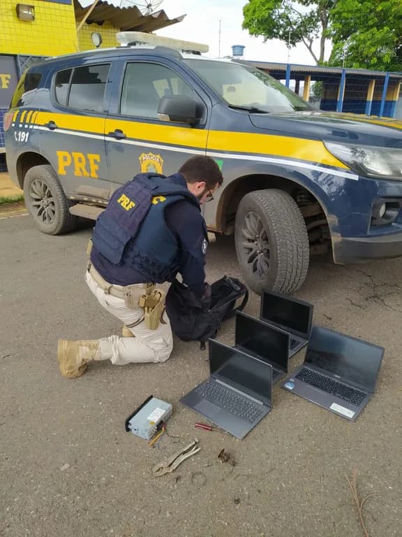 MG: Durante fiscalização em ônibus na BR-365, PRF recupera 4 notebooks furtados