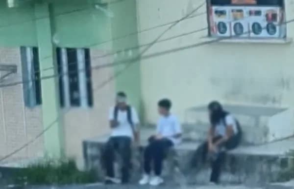 VÍDEO: Crianças são flagradas fumando maconha em plena luz do dia no Colônia Terra Nova