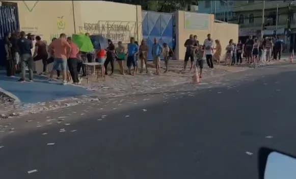 Eleições 2024: longas filas marcam início de votação em escola de Manaus