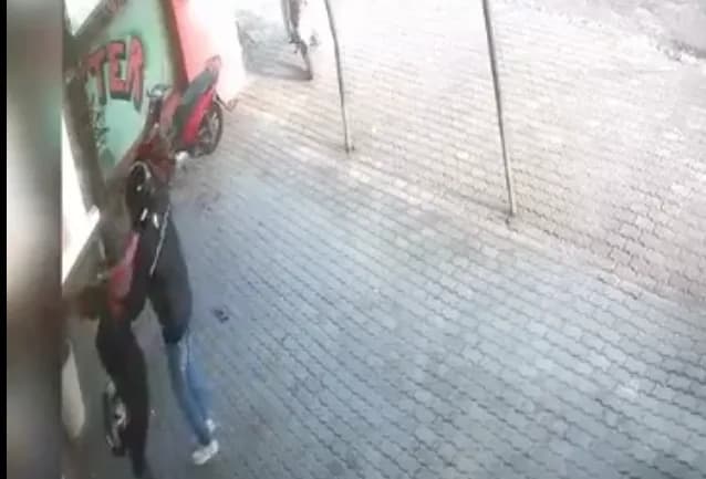 ATERRORIZANTE: Mulher é baleada na cabeça após arma de criminoso falhar 9 vezes; assista