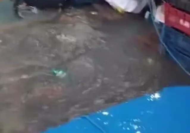 VÍDEO: Água invade barco e desespera passageiros durante viagem de Belém para Macapá