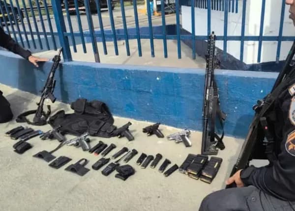 PM e mais dois suspeitos são presos com fuzis em Bangu, no RJ