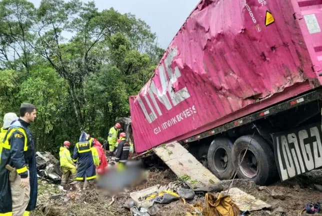 VÍDEO: Carreta tomba sobre van e esmaga nove atletas no Paraná