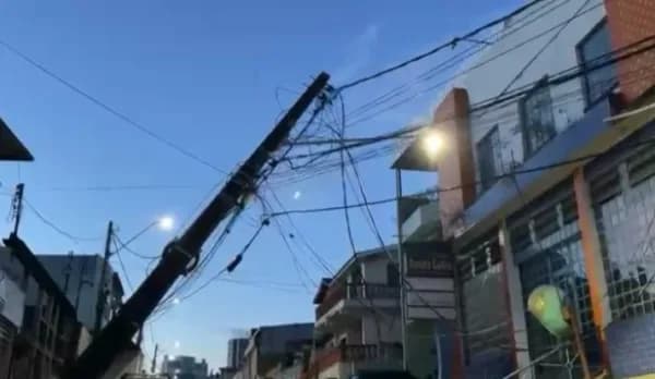 VÍDEO: poste tomba e fica pendurado após forte chuva em Manaus