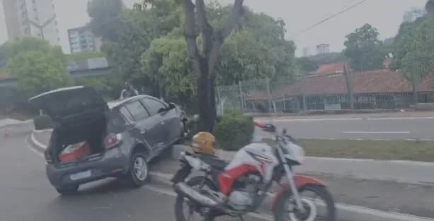 VÍDEO: carro fica destruído ao invadir canteiro em avenida de Manaus