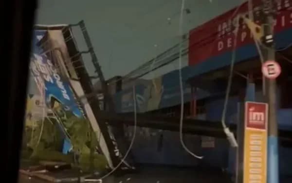 VÍDEO: temporal derruba placa de empresa e deixa moradores sem energia em Manaus