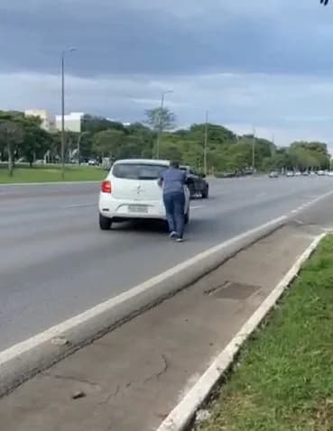 VÍDEO: Passageiro de aplicativo é atropelado ao tentar empurrar veículo em Brasília