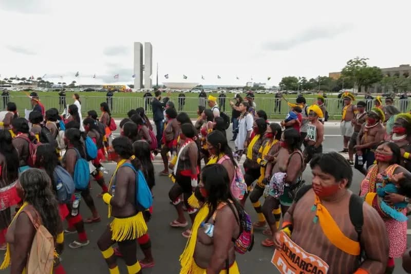 Centenas de indígenas marcham em Brasília e bloqueiam vias contra marco temporal