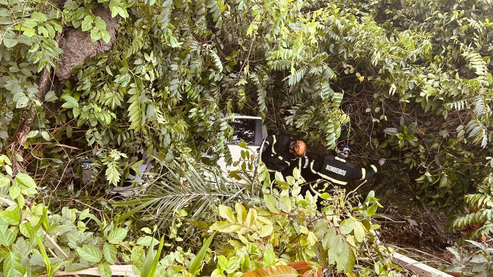 VÍDEO: Carro cai de barranco, deixa homem preso às ferragens e interdita Av. Jacira Reis