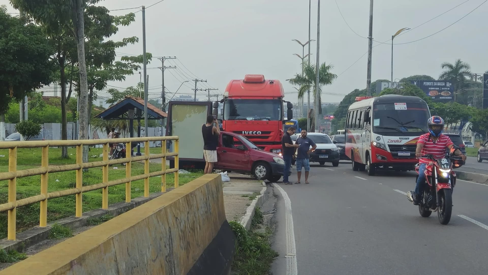 VÍDEO: Motoristas enfrentam trânsito caótico após dois acidentes na avenida Torquato Tapajós