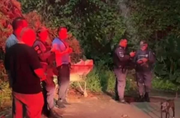 IMAGEM FORTE: Corpo de homem é encontrado dentro de carrinho de supermercado, no Mutirão