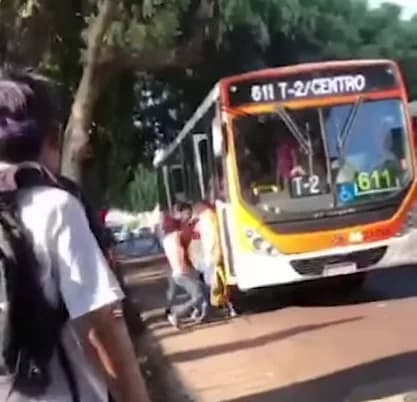 VÍDEO: Bandido tenta assaltar ônibus e escapa de ser linchado por passageiros em Manaus