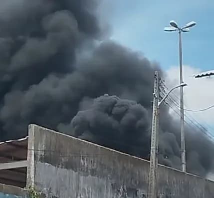 VÍDEO: Labaredas de fogo consomem usina da Amazonas Energia, em Tefé