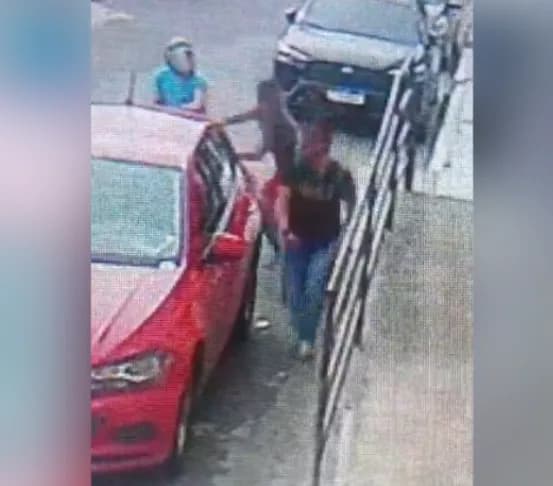 VÍDEO: Criminoso corre atrás de vítima durante assalto no Japiim, em Manaus