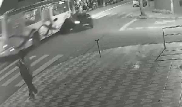 VÍDEO: Após colidir com carro, ônibus invade calçada e atropela 12 pessoas na grande São Paulo