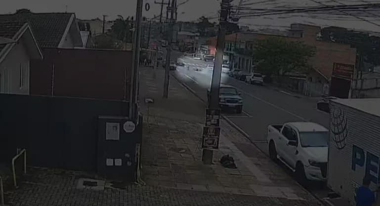 VÍDEO: Mãe se joga na frente de carro para salvar filho de atropelamento em Ponta Grossa