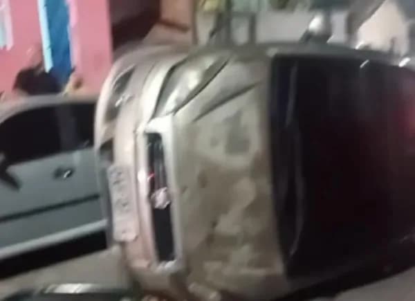 VÍDEO: Carro capota durante acidente no bairro Coroado