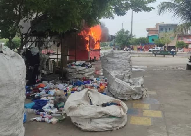 VÍDEO: Carro-lanche pega fogo e causa prejuízo de R$ 70 mil em Manaus