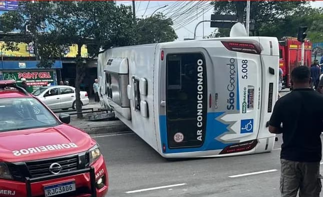 VÍDEO: Acidente entre dois ônibus deixa sete feridos no Rio de Janeiro