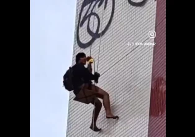 VÍDEO: Homem é flagrado escalando prédio abandonado para pichar em Manaus