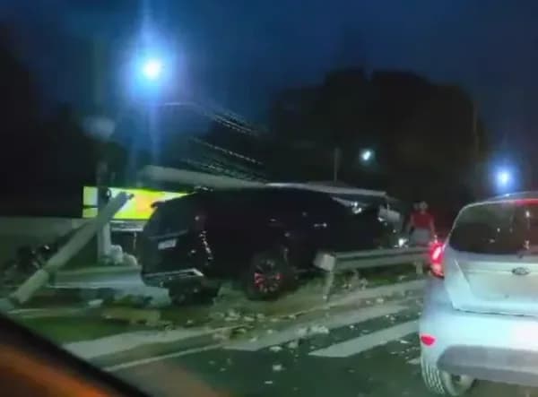 VÍDEO: Motorista fica ferido após carro invadir canteiro e derrubar poste no Rapidão