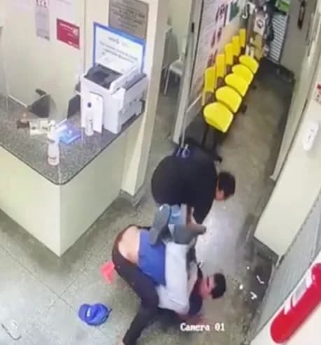VÍDEO: Funcionário de UBS desarma assaltante com golpe de jiu-jítsu, em Manaus