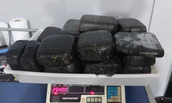 Policia Federal apreende 43 kg de drogas em barco no município de Tabatinga