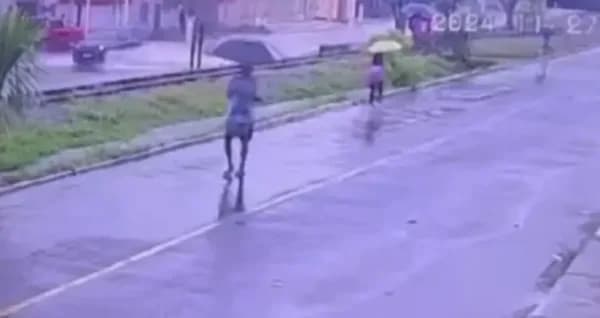 VÍDEO: Menina de 12 anos cai em bueiro e desaparece na Bahia