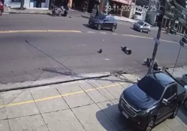 VÍDEO: Motociclista e garupa colidem com carro e são arremessados, em Manaus