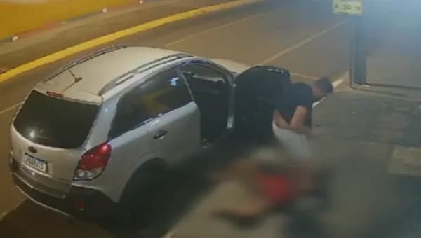 Vídeo mostra mulher sendo agredida e arrastada por namorado no Paraná