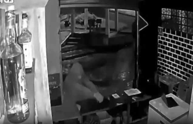 VÍDEO: Homem é morto a tiros em bar no ES; adolescente de 13 anos fica ferido