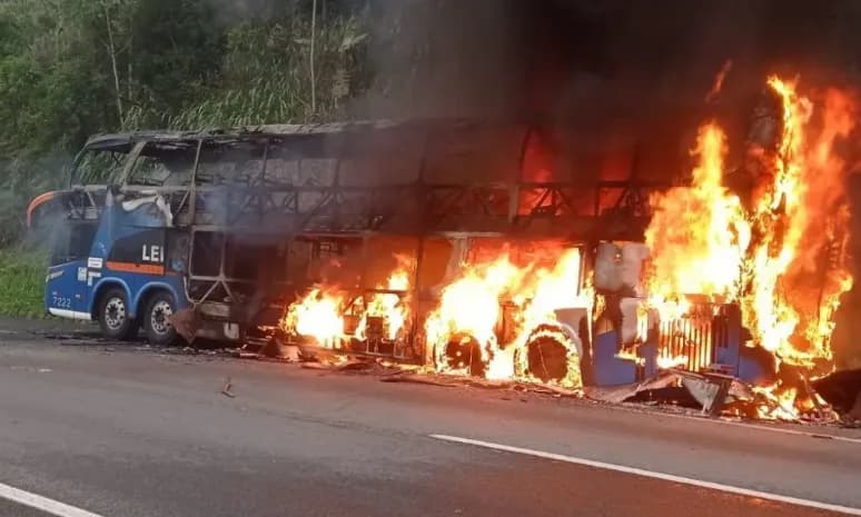 Homem é preso após incendiar ônibus com 40 passageiros em SP