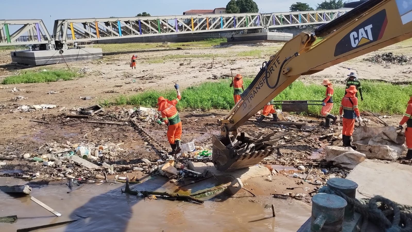 Prefeitura de Manaus intensifica limpeza na orla do rio Negro e pede apoio da população