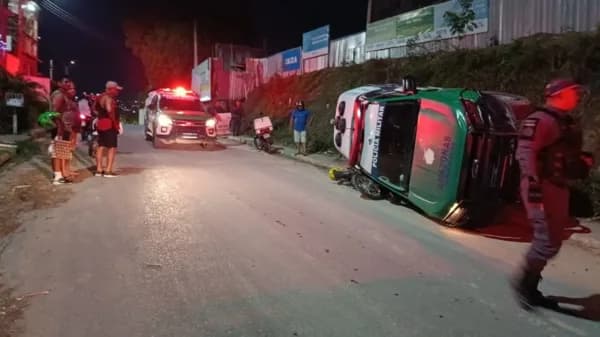 Viatura da PM capota em cima de motocicleta durante acidente no Gilberto Mestrinho