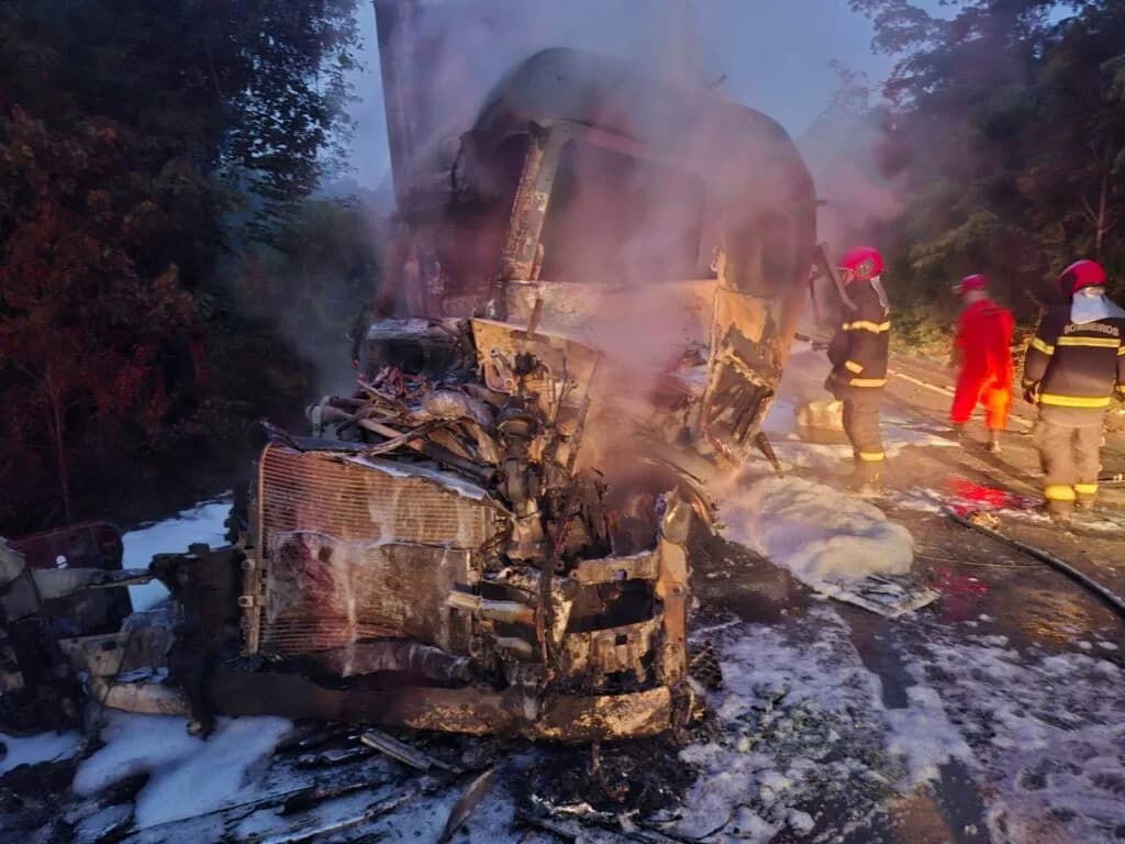 VÍDEOS: Acidente com carretas na BR-174 deixa três feridos