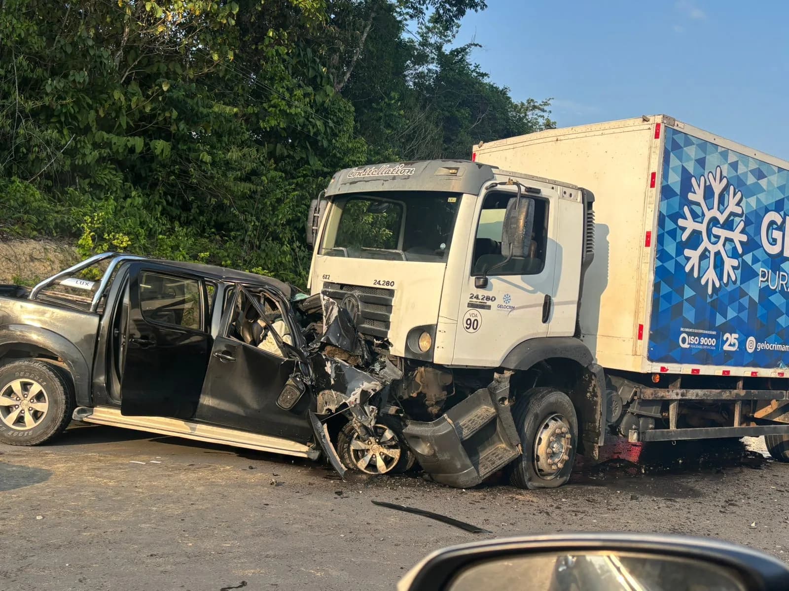 Acidente entre picape e caminhão-baú deixa um morto na AM-010