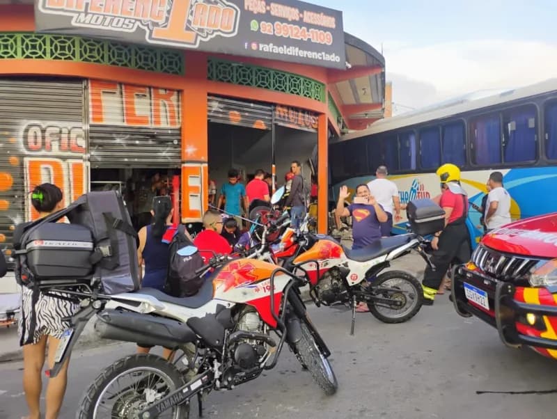 Ônibus invade oficina e deixa duas pessoas feridas na zona Norte de Manaus