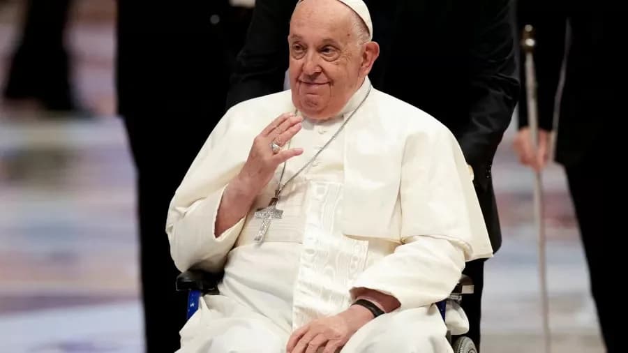 Vaticano atualiza estado de saúde do Papa nesta segunda (24): “Leve melhora”