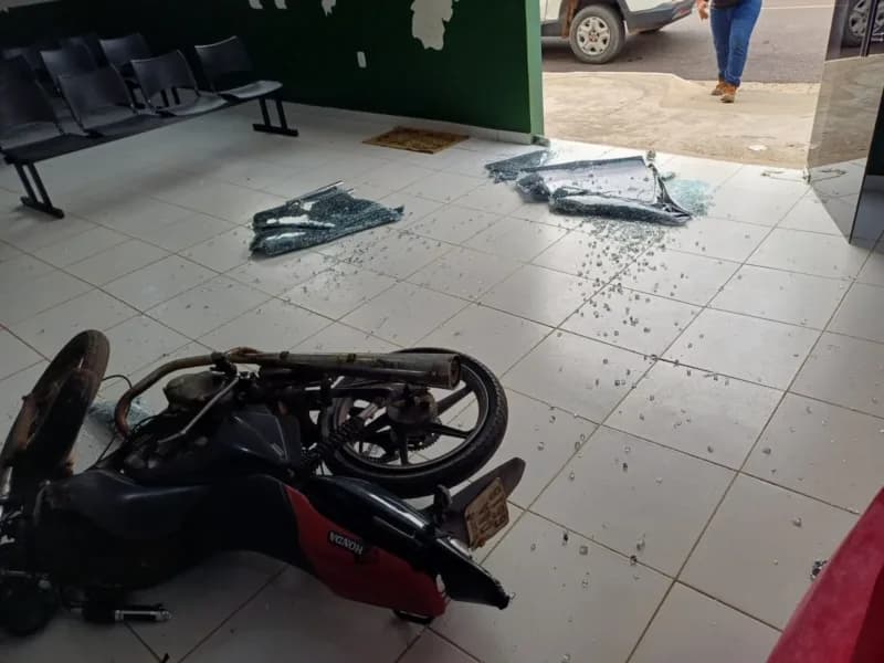 Em Silves, homem é preso por destruir portas de unidade de saúde municipal