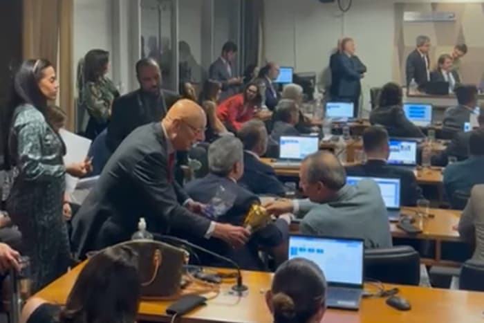 VIDEO: Senador Esperidião Amin distribui doces em meio a maratona de votações na CCJ