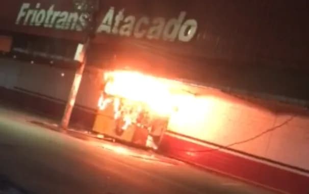 VÍDEO: Carro-lanche fica destruído após pegar fogo em Manaus