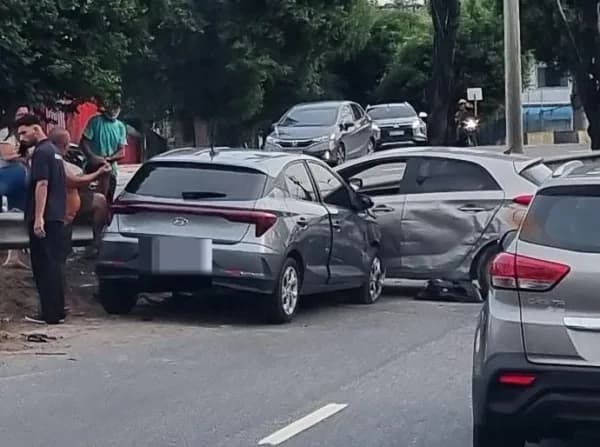 Carros ficam destruídos após forte colisão na Av. Cosme Ferreira, em Manaus