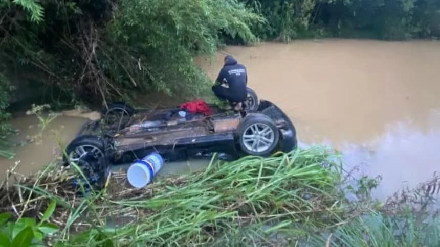 Carro capota na BR-381, cai em açude e deixa três mortos
