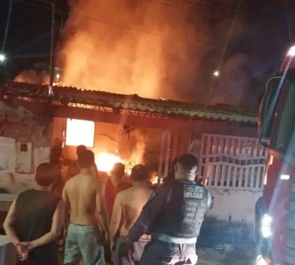 Família acorda desesperada com casa em chamas no bairro Cidade Nova