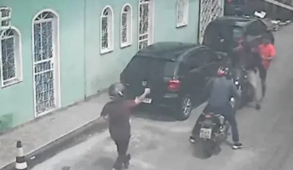 VÍDEO: Motociclista de APP e passageiro são alvos de criminosos no Petrópolis