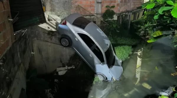 VÍDEO: Motorista despenca com carro dentro de igarapé no Novo Aleixo