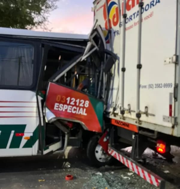 VÍDEO: Ônibus de rota fica destruído após colidir em traseira de caminhão na Av. Autaz Mirim