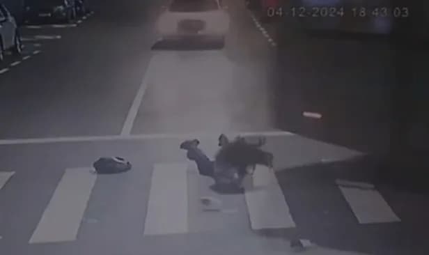 VÍDEO: Adolescente é arremessada de ônibus em movimento em ES